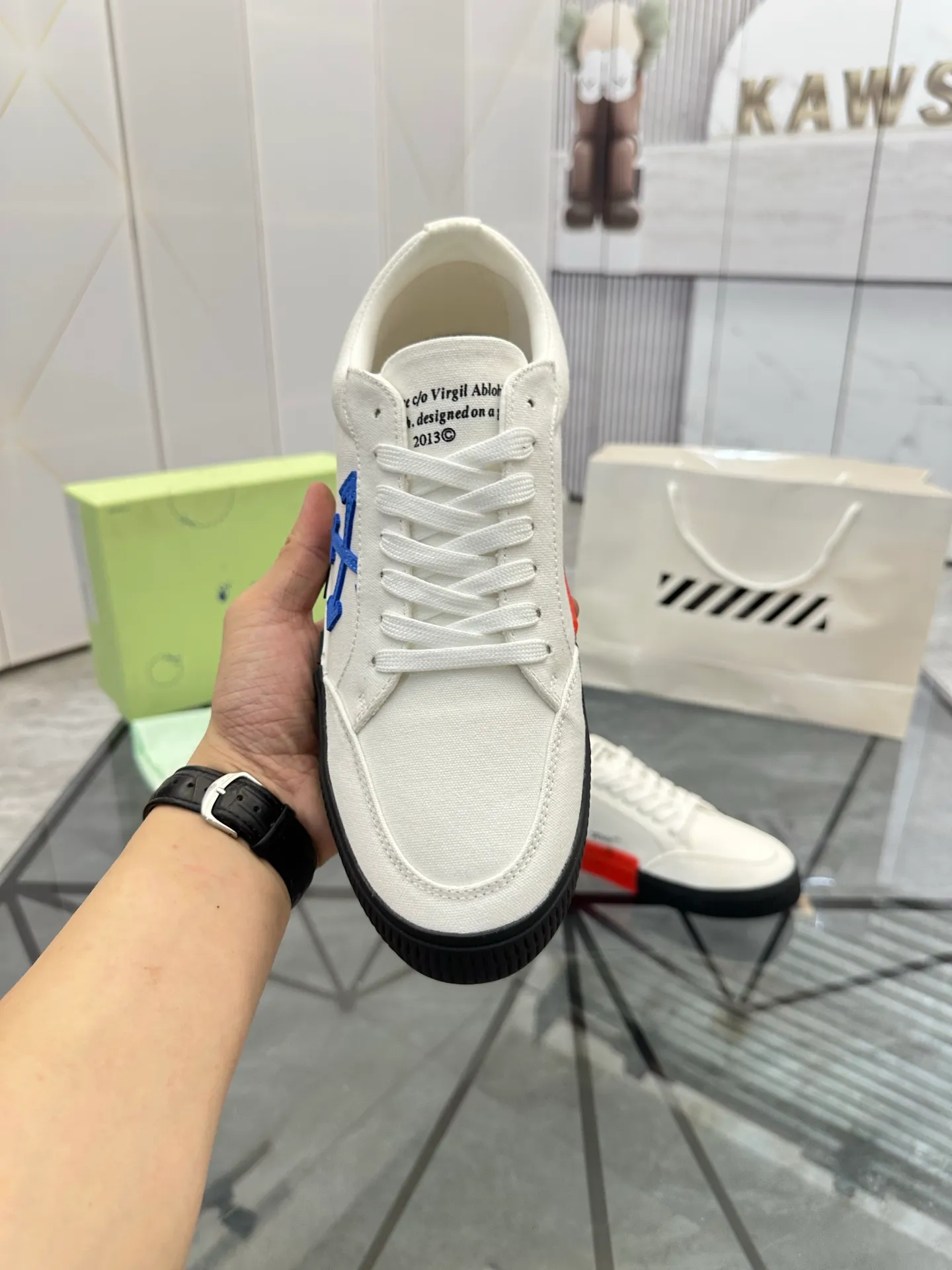 Selling men's shoes 💰: 💰P440¥ Product trademark: OFF WHITE *"OFF WHITE*" low-top casual shoes Regular size: 35-45 (can be customized to 46) Couple style Product materials: Original fabric from the upper counter, breathable lining, original outsole. No.: H203